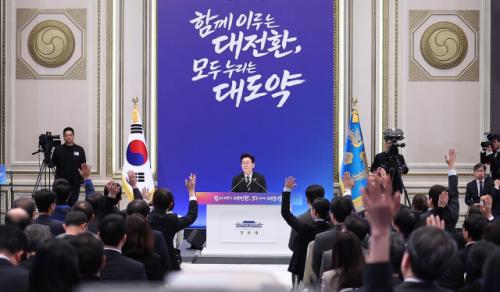 與, "대한민국 대도약 출발점"…野, "화려한 말 잔치뿐"