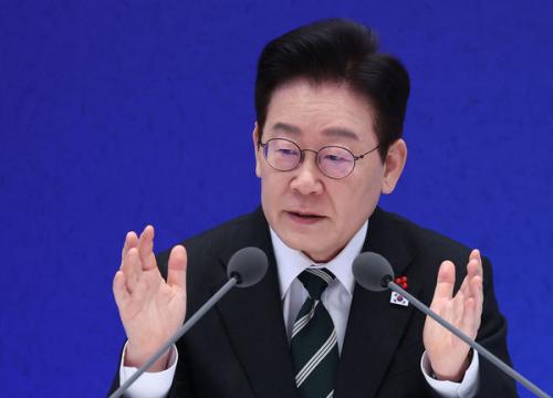 李 "환율상승, 대책없다. 뉴노멀이다"