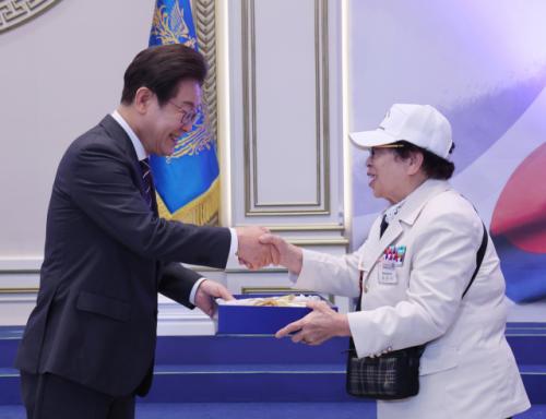 李대통령, 연평해전·천안함 유족 청와대 초청…"희생에 최고예우"