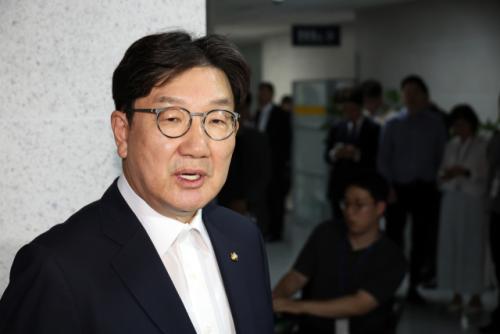 특검 압수수색에 권성동 "야당 탄압"…野 "국회의장 메시지 내라"