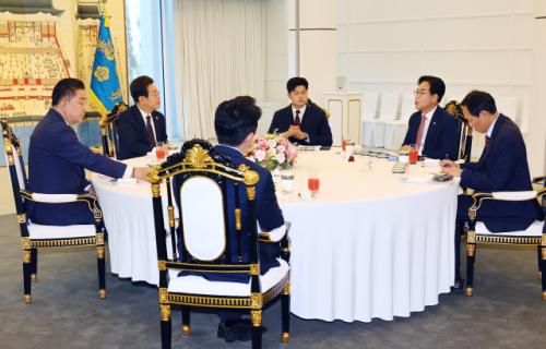 여야 지도부와 '오색 국수' 오찬한 李 대통령, "만남 자주 갖자"