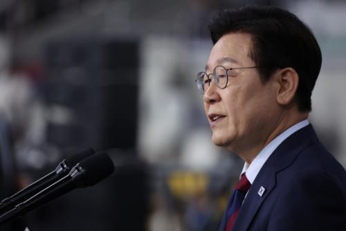 냉부해 논란 탓?…李 대통령 지지율 52.2%로 또 하락