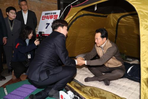장동혁·이준석 단식 농성장서 회동 "쌍특검 공동투쟁안 마련"