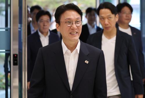 [속보] "김민석 수호가 이재명 수호" "비난 도 넘어" 박찬대·정청래 엄호 총력