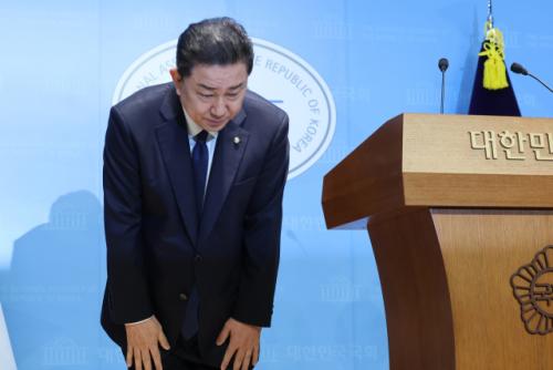 고개 숙인 김병기, 제명 수용…"재심 신청 않고 당 떠나겠다"