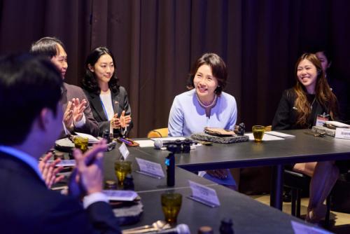 김혜경 여사 "왠지 '짠' 하고 마셔야"…싱가포르서 제주 음식 만나