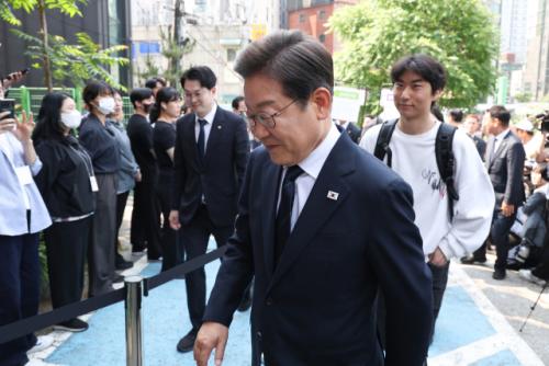 [속보] 이재명, 신촌서 사전투표 "총알보다 투표가 강해"