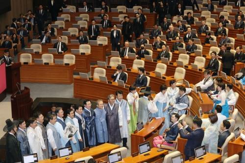 ‘한복쇼’ 與 vs ‘상복항의’ 野…李정부 첫 정기국회부터 파열음