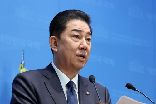 與, 김병기 '내가 지고 간다' 탈당…野, 한동훈 '침묵'·김종혁 '반발'