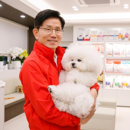 강아지 안은 이재명·김문수 나란히 반려동물 공약 발표