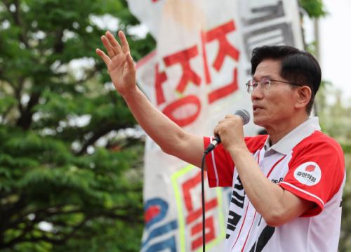 김문수 "방탄유리가 범죄자 지켜줄 수 있나, 차라리 감옥가라"