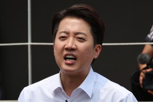 '젊은 보수' 이준석 대선 후반전에 악재…논란 커지자 이재명 역공