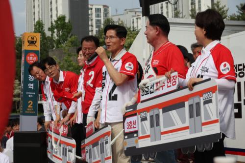 사흘째 수도권 표심 잡기 나선 金…"제 방탄조끼는 바로 여러분"