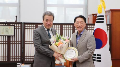 김석기 위원장, 'KTX 1천500회 이용' 코레일서 감사패 받아