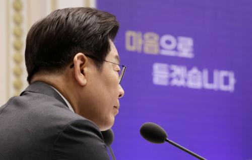 '이대남' 챙기는 이재명 "20대男 겪는 차별 연구해 대책 만들라"