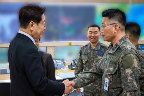 李대통령 "조기특진도 사양한 참군인"…직접 찾아가 악수한 이 사람, 누구?