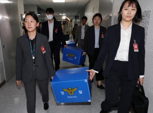 '차명거래 의혹' 이춘석 출국금지… 경찰, 전방위 압수수색