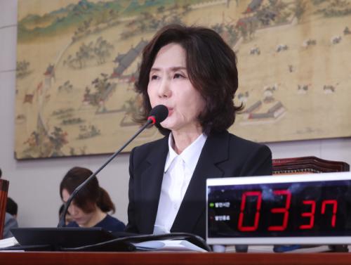 자녀 조기 유학·제자 논문 가로채기 의혹…여야, 이진숙 청문회 공방