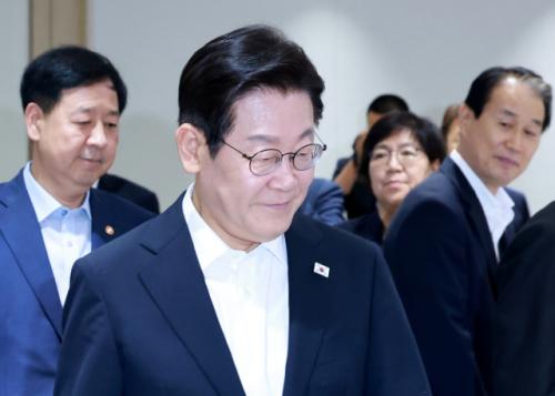 與, 주식 양도세·이춘석·사면 논란 등 악재…李 국정지지도 50%대 하락