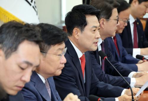 "지도부 총사퇴""철없는 소리" 집안싸움에 당력 허비하는 국힘