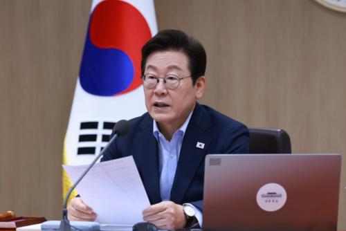 해외 일정 마친 李 대통령 지지율 59%…민주 44%·국민의힘 23%