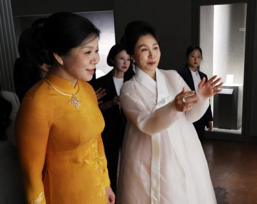 베트남 영부인 "李와 러브스토리 궁금"…김혜경 여사 대답은