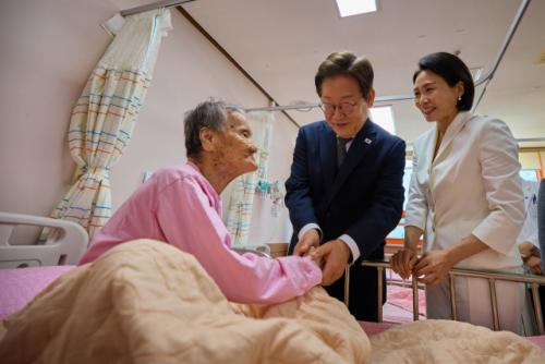 李대통령 부부, 소록도 방문…"사회적 편견 없어져야"