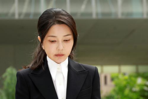 '구속기소' 김건희 "국민에 심려 끼쳐 괴로워…변명 안할 것"