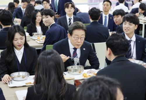 [속보] 이재명 "돈은 마귀, 절대 넘어가지마…난 치열히 관리"  예비공무원들에 조언