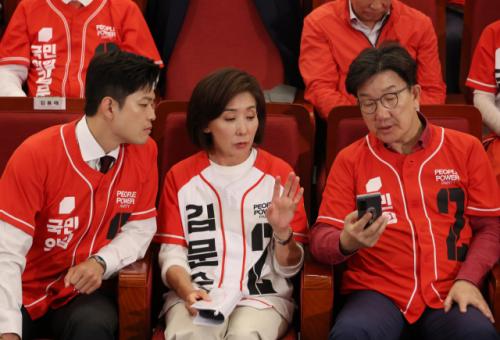 "김문수 당 대표" "지도부 총사퇴"…국힘 단톡서 '설왕설래'