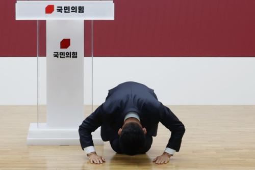 [속보] '큰 절' 김문수 "국민께 큰 역사적 죄 지었다…당 내 민주주의 무너져"