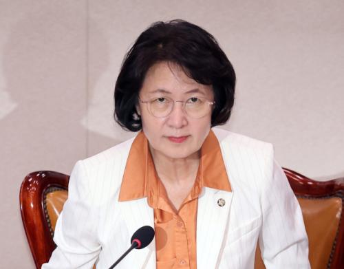 '구속기소' 김건희 "어두운 밤에 달빛 빛나듯 견디겠다"에…추미애 "공범의 암호문"