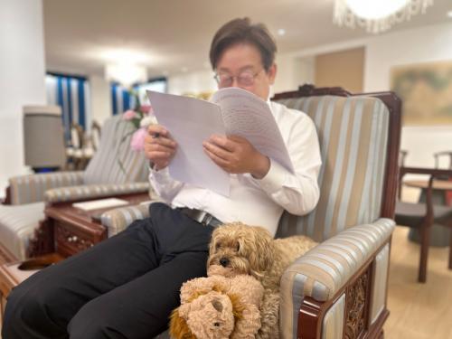 李 대통령 '퍼스트 도그' 바비 공개,  "자꾸 아내한테만 가서 서운"