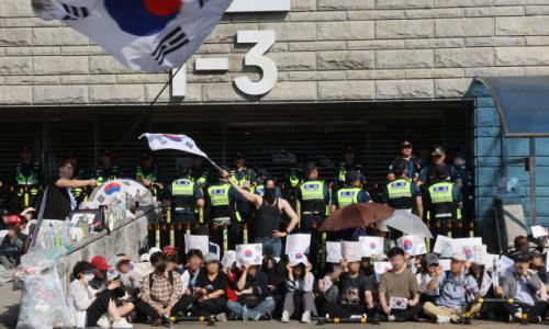 "어른들이 미안하다"…유명 인플루언서들 개표소 현장 집결