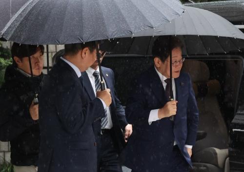 이재명 취임했지만…유권자 64% "재판은 계속돼야"