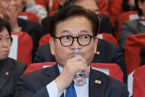 '돈봉투 파문' 송영길, 3년 만에 다시 민주당 품으로