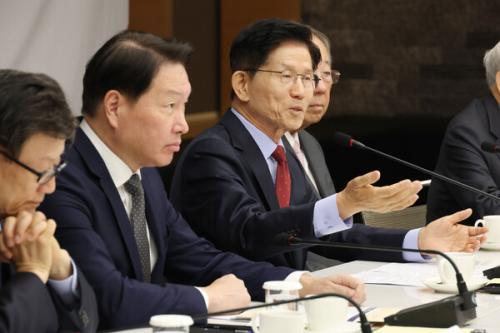 "기업 환경 악화시키면서 경제 살리겠단 사람은 거짓말하는 것"