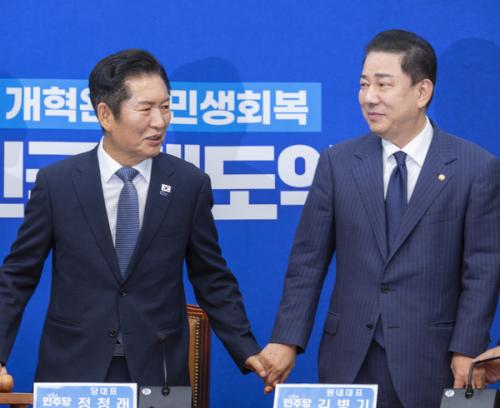 ‘개딸’들에 휘둘리는 민주당 역풍 맞나...조희대 사퇴 압박도 ‘개딸’의 힘?