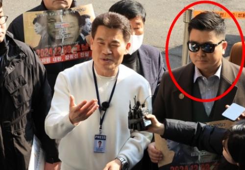 "그 남자가 이 남자?" 전한길에 '찰싹' 선글라스男 정체 '대박'