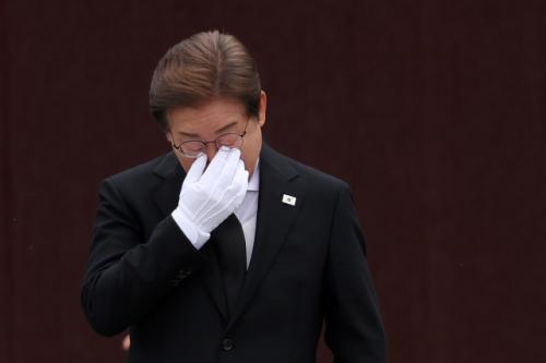 봉하마을 찾은 이재명 "이준석, 결국 단일화 나설 것"