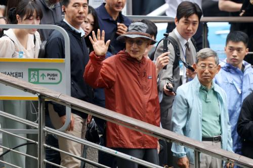 이명박, 청계천서 투표 독려…"정직한 지도자 나왔으면"