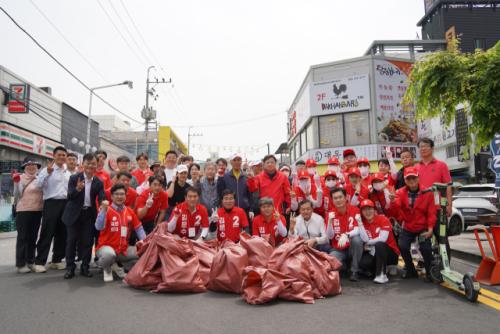 '쓰레기 줍고 민심 듣고'…국민의힘 구미을 당협, 환경정화 활동 실시