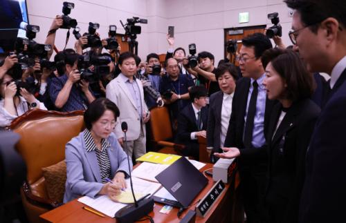 국감서 '지귀연 유흥주점' 공방…"왜 갔나"vs"망신주기"