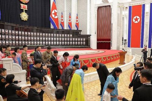 아들 잃은 부모에 훈장만 내민 북한...희생자 가족, 눈물 속 분노 표출