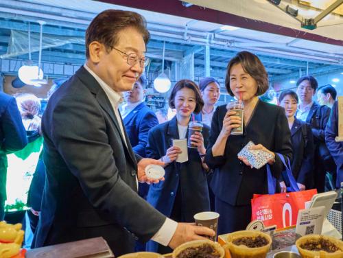 李대통령 부부, 아이스커피 들고 떡볶이 맛 봐…상인들 "일 잘해주셔 감사"