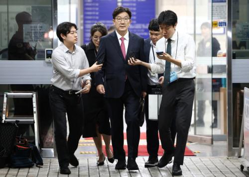 권성동 구속 직후 페북 입장문 "민주당, 피냄새 맡은 상어떼처럼 몰려들 것"