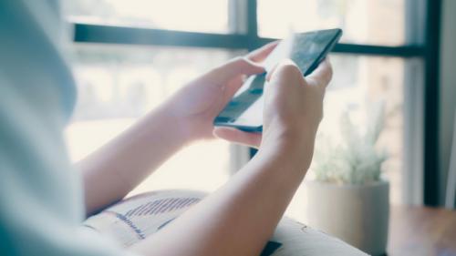 내년 3월부터 수업 중 '스마트폰 금지'…국회 본회의 통과