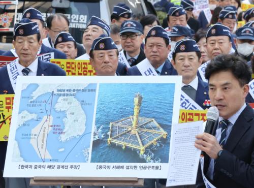 정부 "中서해 관측용 부표，군사정찰 목적 운용 가능성도 염두"