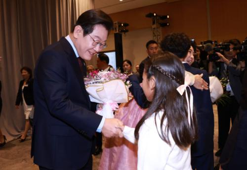 재미교포 만난 李대통령 "한미동맹 새 역사 함께해달라"