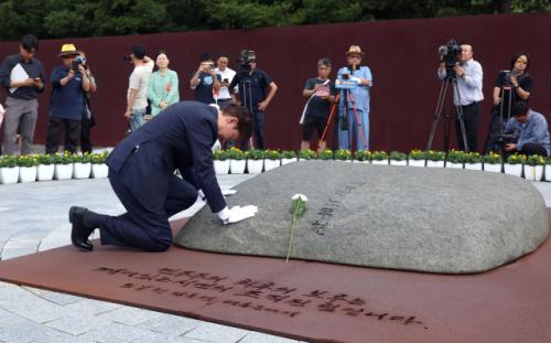 [속보] 조국, 故 노무현 묘역 참배 후 눈물…"호남 일정, 내년 지선용 아냐"